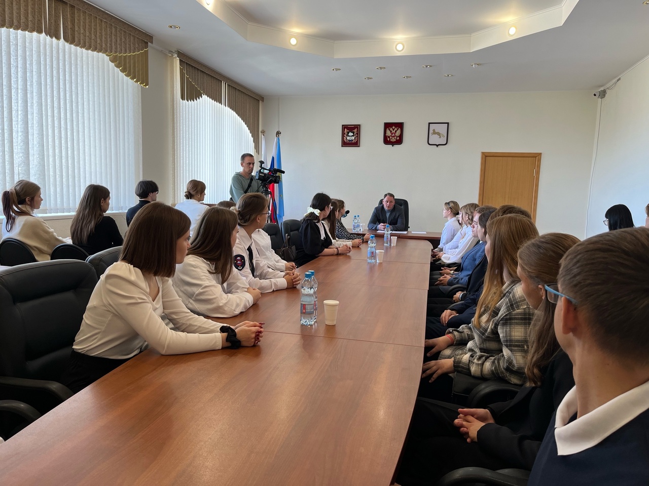 5 сентября в Администрации прошла встреча главы города Шадринска — Антона Константиновича Мокана с инициативными старшеклассниками.