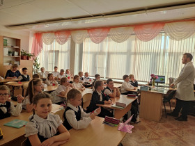 Сегодня ребята 3х классов отправились в путешествие в поисках "вкусных сокровищ"..