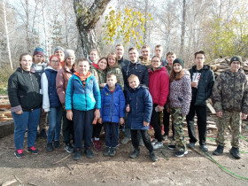 В погожий воскресный день волонтёры школьники и студенты приехали потрудиться в зооприют.