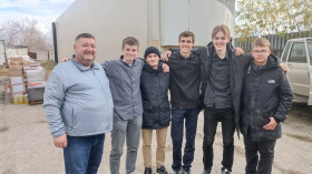 19 октября учащиеся Лицея №1 в составе учеников 11А и 11Б классов участвовали в погрузке гуманитарной помощи в зону СВО нашим ребятам из Курганской области, Шадринска и Шадринского района.