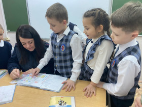 В целях предупреждения правонарушений в сфере безопасности дорожного движения инспектор ГИБДД Захарова Елена Викторовна встретилась в МБОУ «Лицей № 1» с учащимися первых классов..