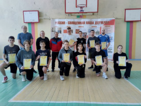 10 февраля в спортивном зале Лицея состоялась товарищеская встреча по волейболу между учащимися 8-х классов и их родителями.