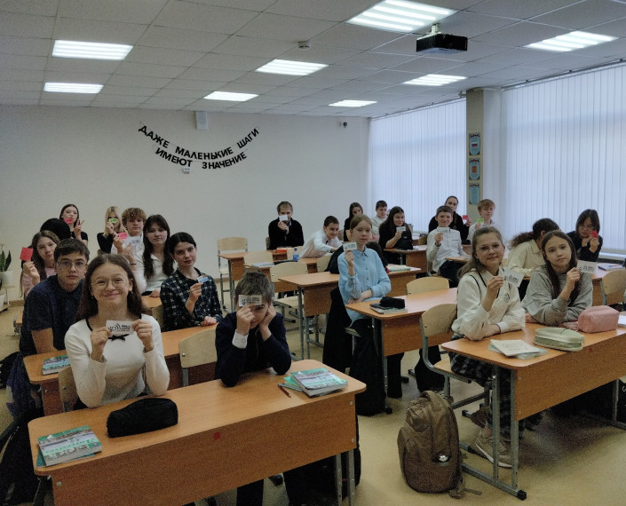 Буклет с номером телефона доверия.