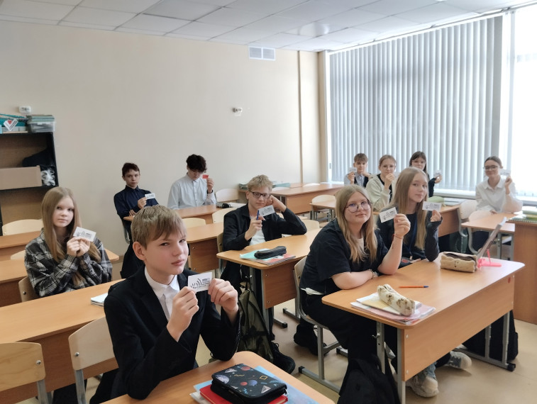 Буклет с номером телефона доверия.